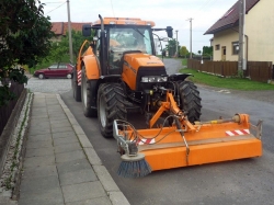 Čištění komunikací traktorovým zametačem