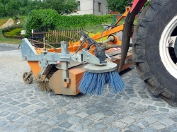 Čištění komunikací traktorovým zametačem