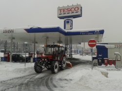 Plužení komunikací traktorem se zadní radlicí - Tesco