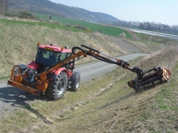 Sečení příkop podél polí a luk