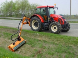 Sečení příkop podél polí a luk