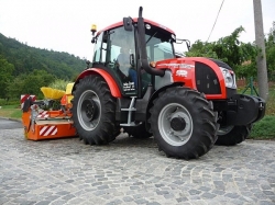 Čištění komunikací traktorovým zametačem