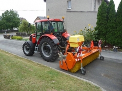 Čištění komunikací traktorovým zametačem